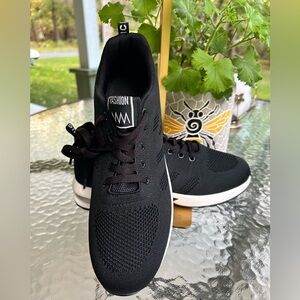 NWOT- MM Never Worn YYTLCH women’s/mens  Running black mesh running shoes